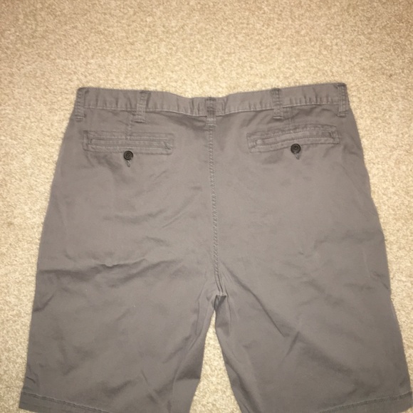Size 40 shorts for men - Picture 2 of 2